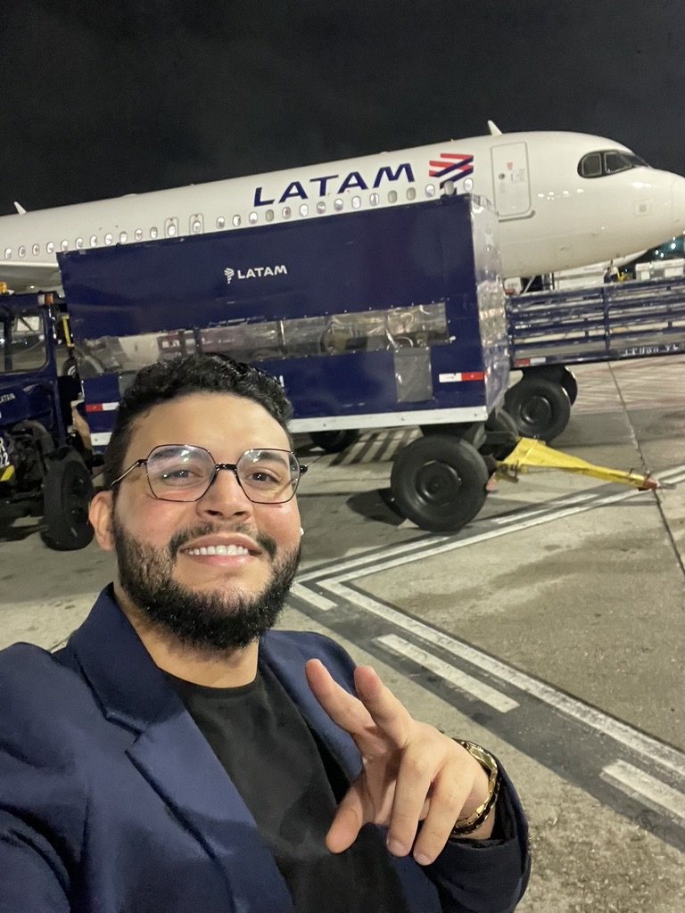 Gabriel de Freitas Carvalho making a peace sign with a smile while traveling